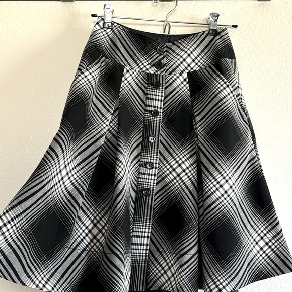 H&M  0 Black white skirt lined and pockets on the side. - Picture 1 of 5